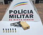 A Polícia Militar prendeu um homem de 18 anos na rua Alair Castelo Branco, bairro Santo Antônio, em Pompéu, no domingo (18).