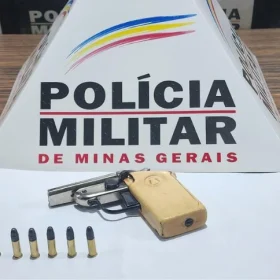 A Polícia Militar prendeu um homem de 18 anos na rua Alair Castelo Branco, bairro Santo Antônio, em Pompéu, no domingo (18).