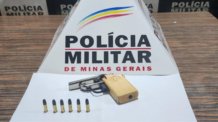 A Polícia Militar prendeu um homem de 18 anos na rua Alair Castelo Branco, bairro Santo Antônio, em Pompéu, no domingo (18).