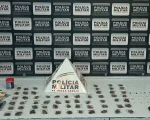 Um adolescente de 15 anos foi apreendido e um homem de 46 anos foi preso com tornozeleira eletr&ocirc;nica por tr&aacute;fico de drogas nesta ter&ccedil;a-feira (20).