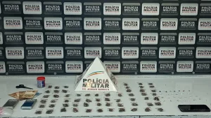 Um adolescente de 15 anos foi apreendido e um homem de 46 anos foi preso com tornozeleira eletr&ocirc;nica por tr&aacute;fico de drogas nesta ter&ccedil;a-feira (20).