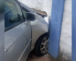 A Prefeitura de Divinópolis informou sobre um acidente que aconteceu na manhã desta quarta-feira (21), e atingiu o muro de uma escola localizada no bairro São Sebastião.