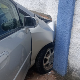 A Prefeitura de Divinópolis informou sobre um acidente que aconteceu na manhã desta quarta-feira (21), e atingiu o muro de uma escola localizada no bairro São Sebastião.