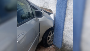 A Prefeitura de Divin&oacute;polis informou sobre um acidente que aconteceu na manh&atilde; desta quarta-feira (21), e atingiu o muro de uma escola localizada no bairro S&atilde;o Sebasti&atilde;o.