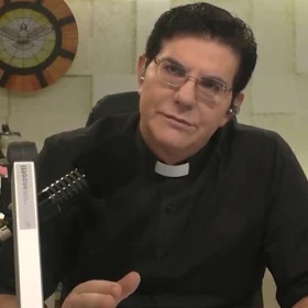 O padre Reginaldo Manzotti, durante programa na 'Tv Evangelizar', pediu para que os fiéis orassem para o evento 'Evangelizar é preciso Divinópolis' que acontecerá no dia 16 de março, às 12h.