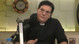 O padre Reginaldo Manzotti, durante programa na 'Tv Evangelizar', pediu para que os fi&eacute;is orassem para o evento 'Evangelizar &eacute; preciso Divin&oacute;polis' que acontecer&aacute; no dia 16 de mar&ccedil;o, &agrave;s 12h.