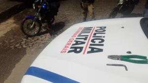 A Pol&iacute;cia Militar apreendeu dois adolescentes, de 15 e 16 anos, por furto de motocicleta na noite desta quinta-feira (22).