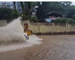 Inundação volta a assolar a Rua Ibituruna em Divinópolis. Idosos ficam ilhados