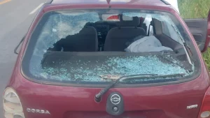 Mãe e filho ficam feridos após acidente na MG-050, em São Sebastião do Oeste