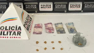 A Pol&iacute;cia Militar apreendeu drogas na tarde desta ter&ccedil;a-feira (13), no bairro S&atilde;o Jo&atilde;o de Deus, em Divin&oacute;polis.
