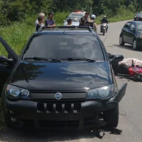 Uma pessoa morreu após um acidente envolvendo duas motocicletas e uma caminhonete, na tarde deste sábado (24), na rodovia MG-431, município de São José da Varginha.