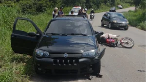 Uma pessoa morreu ap&oacute;s um acidente envolvendo duas motocicletas e uma caminhonete, na tarde deste s&aacute;bado (24), na rodovia MG-431, munic&iacute;pio de S&atilde;o Jos&eacute; da Varginha.