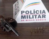 A Polícia Militar prendeu um homem de 50 anos e apreendeu arma de fogo com munições nesta quarta-feira (28), em Pompéu.