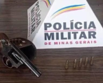 A Polícia Militar prendeu um homem de 50 anos e apreendeu arma de fogo com munições nesta quarta-feira (28), em Pompéu.