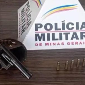 A Polícia Militar prendeu um homem de 50 anos e apreendeu arma de fogo com munições nesta quarta-feira (28), em Pompéu.