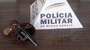 A Polícia Militar prendeu um homem de 50 anos e apreendeu arma de fogo com munições nesta quarta-feira (28), em Pompéu.