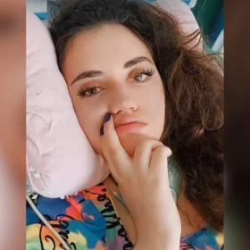 Polyana Matias, uma jovem que ficou acamada após ter meningoencefalite em decorrência da dengue, em, 2019, está pedindo fraldas como presente de aniversário de seus 20 anos.