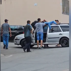 Um acidente entre carro e motocicleta aconteceu na manhã desta quinta-feira (29), na rua Rio de Janeiro, bairro LP Pereira, e deixou um homem ferido.