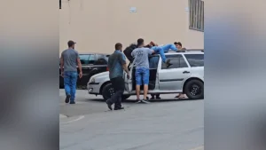Um acidente entre carro e motocicleta aconteceu na manh&atilde; desta quinta-feira (29), na rua Rio de Janeiro, bairro LP Pereira, e deixou um homem ferido.