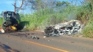 Um acidente entre carro e trator deixou duas pessoas mortas em Luz, na madrugada deste sábado (10/2), no trevo da MG-176 com a MG-429.