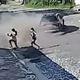 Veja vídeo: carro desgovernado quase atropela duas pessoas no bairro Icaraí