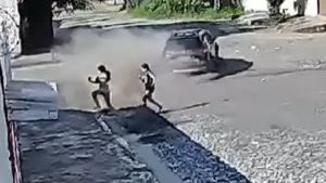Veja v&iacute;deo: carro desgovernado quase atropela duas pessoas no bairro Icara&iacute;