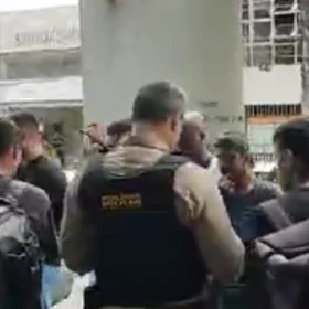 O Portal MPA recebeu vídeo de uma manifestação de motociclistas na avenida Antônio Olímipio, no centro de Divinópolis, no início da tarde desta quarta-feira (28).