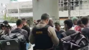 O Portal MPA recebeu v&iacute;deo de uma manifesta&ccedil;&atilde;o de motociclistas na avenida Ant&ocirc;nio Ol&iacute;mipio, no centro de Divin&oacute;polis, no in&iacute;cio da tarde desta quarta-feira (28).