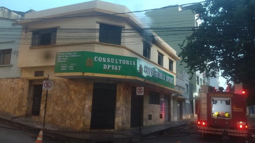 Inc&ecirc;ndio atinge brech&oacute; no Centro de Divin&oacute;polis
