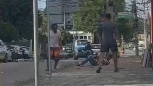 Morador em situa&ccedil;&atilde;o de rua agride ambulante em Divin&oacute;polis