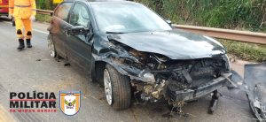 Ita&uacute;na: Carro capota na MG-050 e deixa mulher ferida