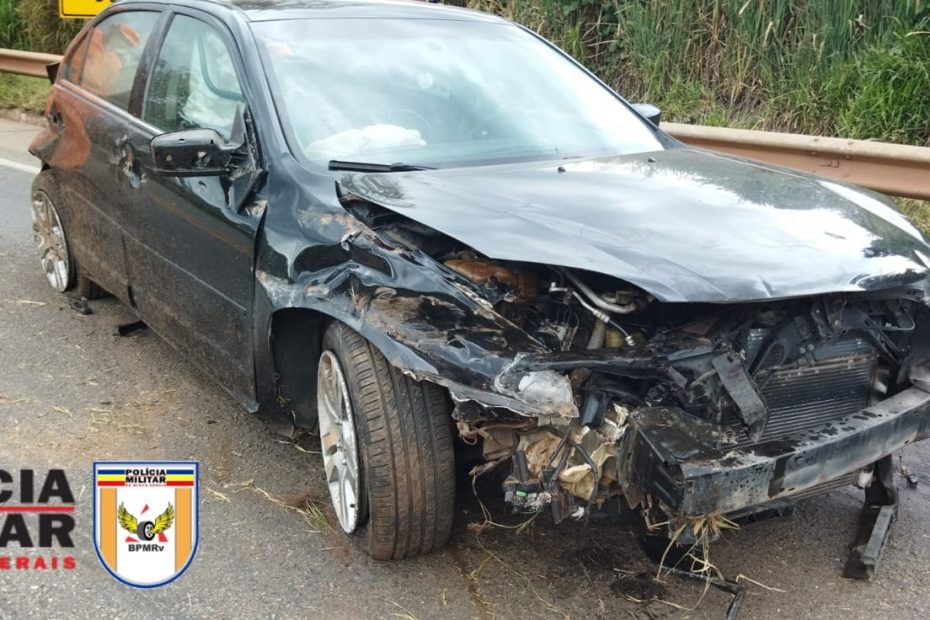 Itaúna: Carro capota na MG-050 e deixa mulher ferida