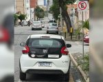 Carro de fiscalização da Prefeitura de Divinópolis estaciona em local proibido