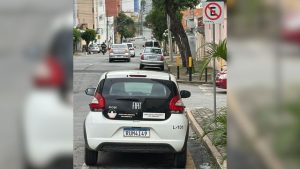 Carro de fiscaliza&ccedil;&atilde;o da Prefeitura de Divin&oacute;polis estaciona em local proibido