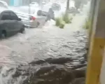 Enxurrada em Divinópolis inunda totalmente a rua Rio de Janeiro