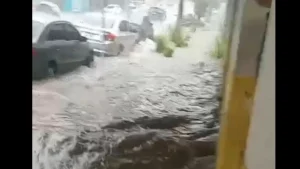 Enxurrada em Divinópolis inunda totalmente a rua Rio de Janeiro