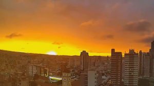 V&Iacute;DEO: Divin&oacute;polis tem "c&eacute;u de fogo" durante o p&ocirc;r-do-sol