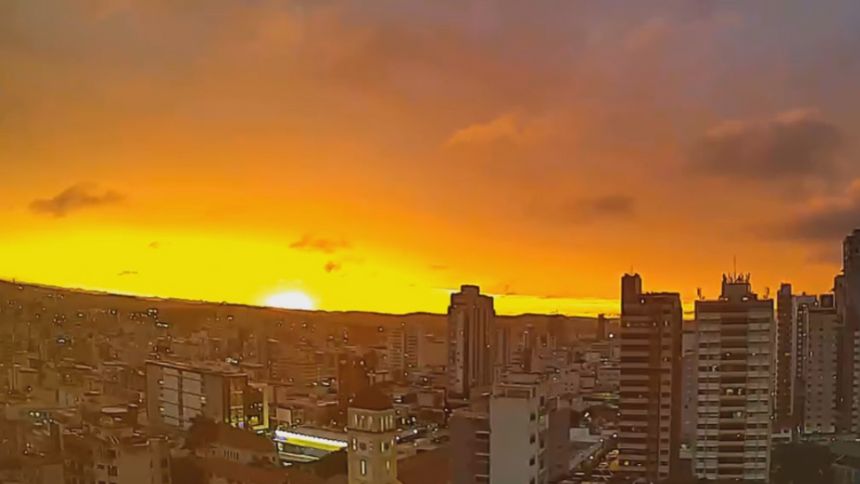 VÍDEO: Divinópolis tem "céu de fogo" durante o pôr-do-sol