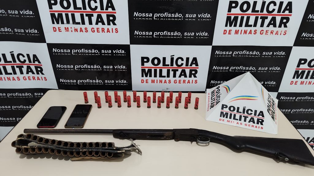 'Cowboy' é preso com espingarda e cinto de munições em Santo Antônio do Monte