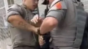 Motoboy negro agredido com faca é indiciado por agressão
