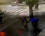 VÍDEO: mulher é atingida por poste após acidente de carro em Belo Horizonte