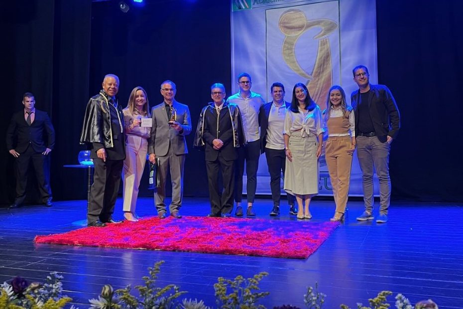 Avivar recebe Troféu Orfeu, em Divinópolis