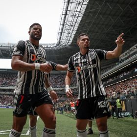 Com gol 100 de Hulk, Galo caminha para a final.