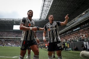 Com gol 100 de Hulk, Galo caminha para a final.