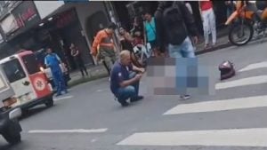 Homem &eacute; atropelado por moto no Centro de Divin&oacute;polis