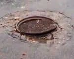 VÍDEO: Moradora reclama de bueiro aberto no bairro Ipiranga, em Divinópolis