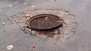 VÍDEO: Moradora reclama de bueiro aberto no bairro Ipiranga, em Divinópolis
