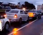 Fio de alta tensão cai na MG-050, em Divinópolis, e interdita rodovia