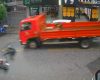 VÍDEO: Homem cai da moto e é quase atropelado por caminhão em Divinópolis