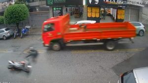 V&Iacute;DEO: Homem cai da moto e &eacute; quase atropelado por caminh&atilde;o em Divin&oacute;polis